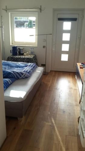 1 dormitorio con 1 cama y suelo de madera en Monteurshaus Kalenberg ein Bett Zimmer, en Mechernich