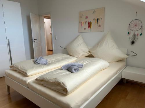two stuffed animals sitting on top of a couch at Alta Villa - Ferienwohnung in Eltville