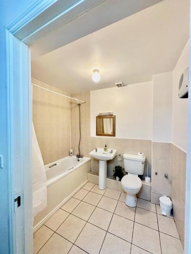 La salle de bains est pourvue de toilettes, d'un lavabo et d'une baignoire. dans l'établissement Saint Saviour's Apt Waterford, à Waterford