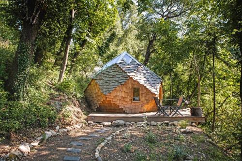 una pequeña cabaña de madera en medio de un bosque en Bulles d'Olive - Zome Céleste, en Nyons