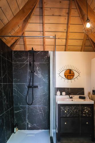 une salle de bain avec douche et lavabo dans l'établissement Bulles d'Olive Zome Céleste - Piscine & Jacuzzi avec vue, à Nyons