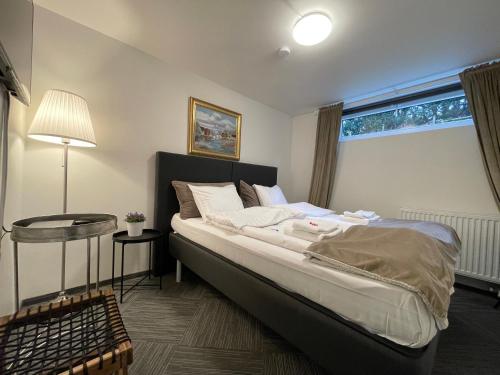 Un ou plusieurs lits dans un hébergement de l'établissement Vid Gekås Ullared Boende B&B