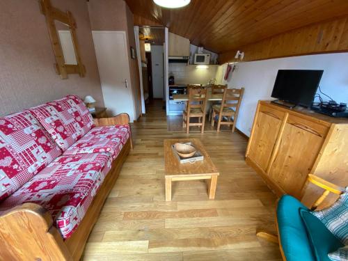 un salon avec un canapé et une table dans l'établissement Studio à Châtel, Multi Pass offert, proches commodités - FR-1-693-76, à Châtel