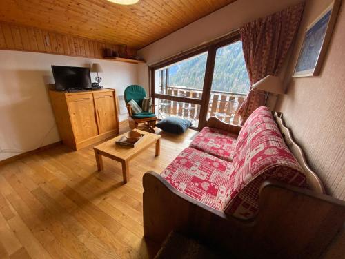 d'un salon avec un canapé et un balcon. dans l'établissement Studio à Châtel, Multi Pass offert, proches commodités - FR-1-693-76, à Châtel