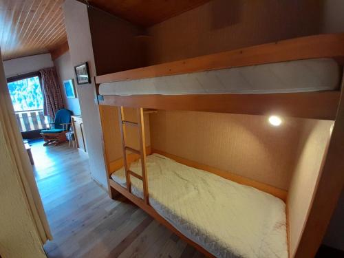 une chambre avec deux lits superposés dans une pièce dans l'établissement Studio à Châtel, Multi Pass offert, proches commodités - FR-1-693-76, à Châtel