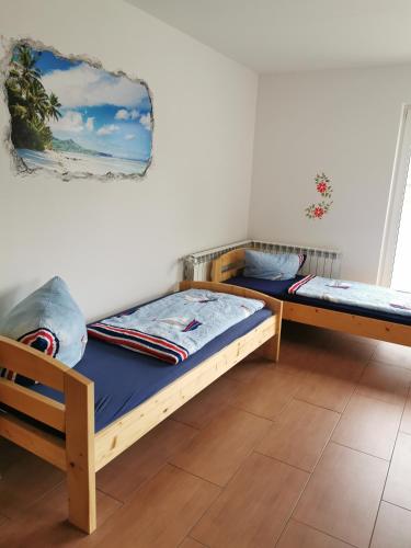 2 Etagenbetten in einem Zimmer mit einer Wand in der Unterkunft Moderne Unterkunft für Monteure nahe Berlin in Mittenwalde