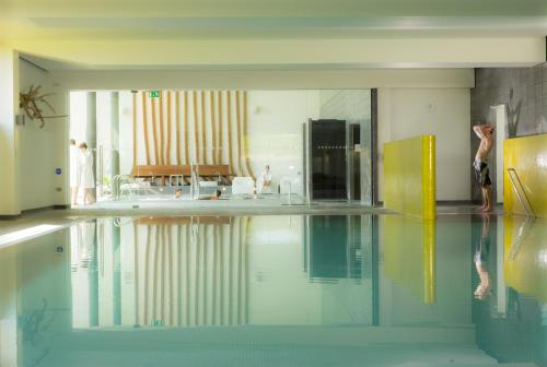 Lifehouse Spa And Hotel في فرينتون أون سي: غرفة معيشة مع تجمع للمياه في الأرض