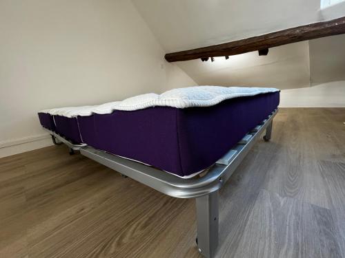 - un matelas sur un cadre de lit dans une chambre dans l'établissement Sweet Saint-Pierre, à Saint-Germain-en-Laye