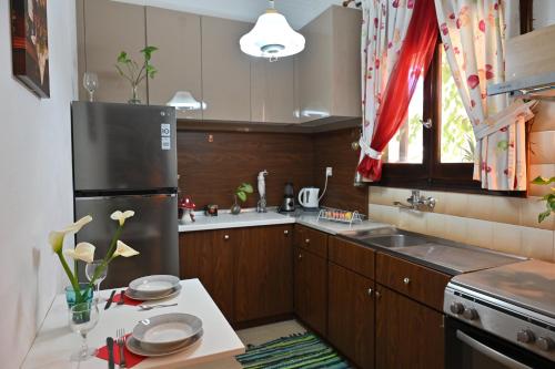 cocina con nevera negra y fregadero en Villa Efterpi, en Kontokali