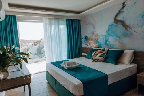 sypialnia z łóżkiem z niebieskimi zasłonami i oknem w obiekcie Blu Waters Boutique Hotel w mieście Xlendi