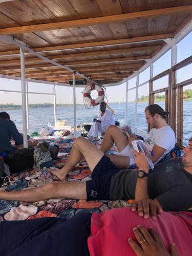 eine Gruppe von Menschen am Strand in der Unterkunft King of love in Luxor