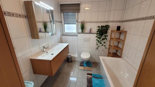 ein Badezimmer mit einem Waschbecken, einer Badewanne und einem WC in der Unterkunft Helle Wohnung mit Balkon 120qm, 4Zimmer in Dortmund