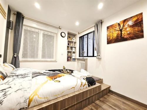 Schlafzimmer mit einem Bett und einem Fenster in der Unterkunft Remarkable air-con 2-Bed Apartment by Paris in Le Kremlin-Bicêtre