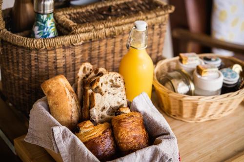 una cesta de pan y una botella de zumo de naranja en Bulles d'Olive - Zome Céleste, en Nyons