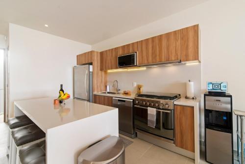 Η κουζίνα ή μικρή κουζίνα στο Santamar by Tao Beach Condos with Pool & Walk to Ocean