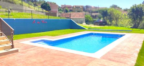 una pequeña piscina en un patio con una valla en Casa A mi Vera en Covelo