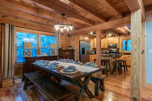 uma sala de jantar e cozinha numa casa de madeira em Whispering Pines em Sapphire