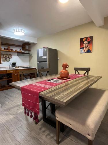 eine Küche mit einem Tisch in der Mitte eines Zimmers in der Unterkunft Teoti Querido in San Sebastian Xolalpa