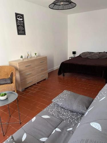 une chambre avec un lit, une commode et une table dans l'établissement Gîte Au clair de lune, à Châtillon-sur-Cher