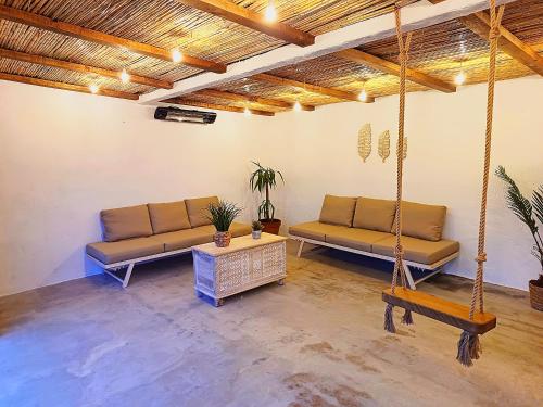 ein Wohnzimmer mit 2 Schaukeln und einem Tisch in der Unterkunft Casa Maruxa in A Coruña