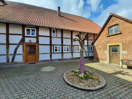 ein Gebäude mit einem Baum davor in der Unterkunft Ferienhof Klemme in Rinteln