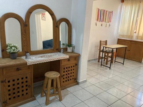 a bathroom with a sink and a mirror at Cómoda y amplia Habitación en Jalatlaco in Oaxaca City
