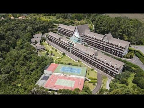 an aerial view of a building with a pool at Apto luxuoso!!! Alto Capivari, Campos do Jordão. in Campos do Jordão