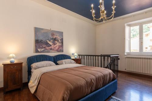 1 dormitorio con 1 cama y una pintura en la pared en Bed & Breakfast FABROS, en Campagna