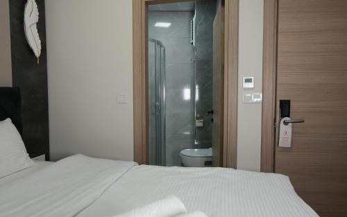 1 dormitorio con 1 cama y baño con ducha en Lux inn en Estambul