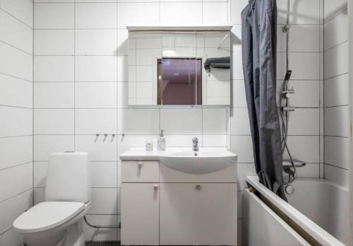 a white bathroom with a sink and a toilet at Ett mysigt hus i centrala Borås! (Hela Boendet) in Borås