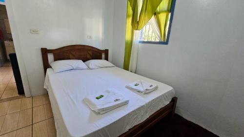 1 dormitorio con 1 cama con 2 toallas en Casa de Campo em Bento Gonçalves en Bento Gonçalves