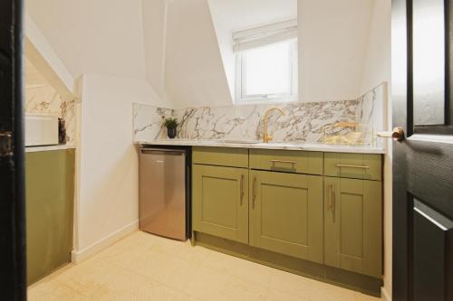 Η κουζίνα ή μικρή κουζίνα στο Lamara Deluxe Apartments, Liverpool