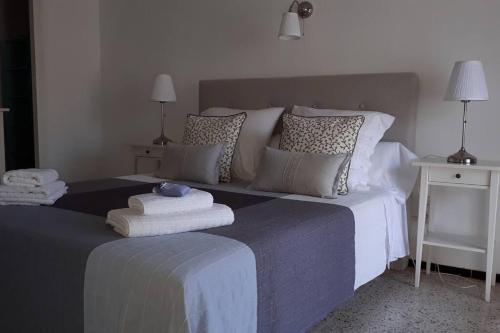 ein Schlafzimmer mit einem großen Bett mit Handtüchern darauf in der Unterkunft La Gavina in L'Estartit