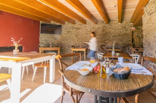 uma mesa num restaurante com uma mulher ao fundo em Vilamaroto em Meranges