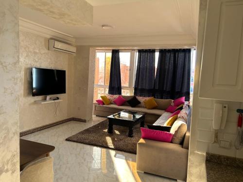 - un salon avec un canapé et une télévision dans l'établissement Susana home, à Marrakech