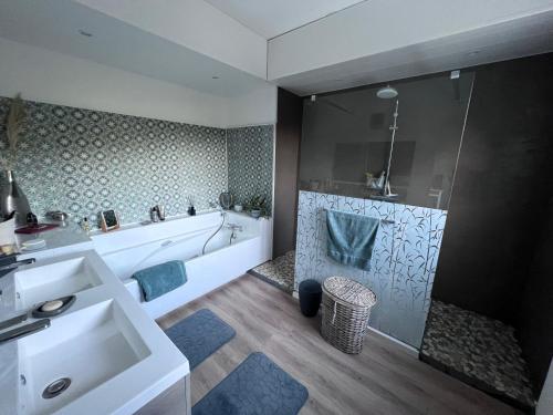 une salle de bain avec une baignoire et un lavabo dans l'établissement Bretagne, à Quéven