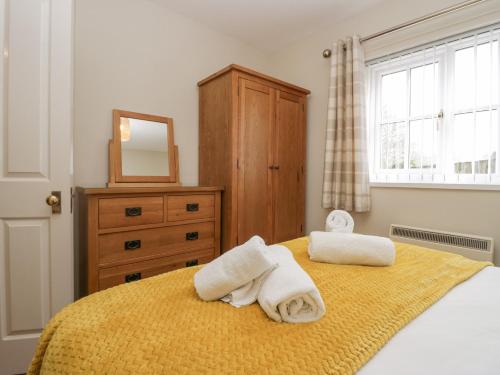 sypialnia z 2 ręcznikami na łóżku w obiekcie Betty's Mews w mieście Ambleside