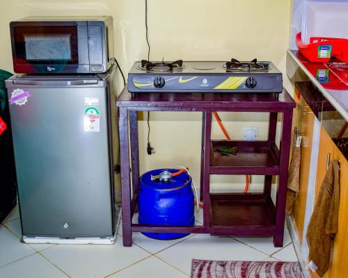 een keuken met een fornuis en een koelkast bij The Sunset Home's in Mombasa
