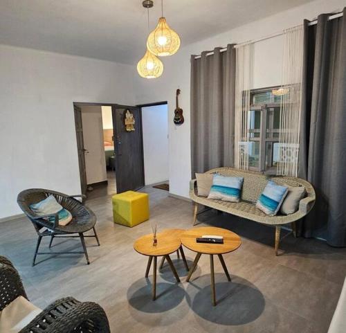 ein Wohnzimmer mit einem Sofa und einem Tisch in der Unterkunft Casa en Playa Tortugas, Casma in Tortuga