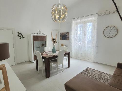 Posedenie v ubytovaní JEY STUDIO_INDEPENDENT SEAFRONT APARTMENT