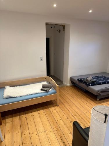 Selzen的住宿－70qm Wohnung für 4 Personen，铺有木地板的客房内的两张床