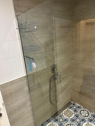 una doccia con porta in vetro e pavimento piastrellato di 70qm Wohnung für 4 Personen a Selzen