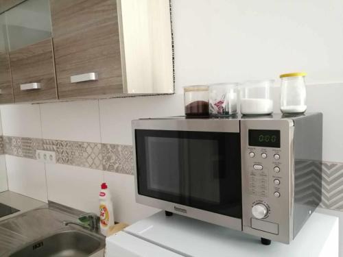 a microwave oven sitting on top of a kitchen counter at Oddychový pobyt na rodinnej farme in Matiaška