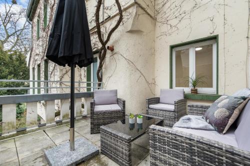 a patio with chairs and an umbrella on a balcony at APARTVIEW Apartments Krefeld - WLAN - Zentral - ruhig in Krefeld