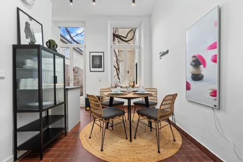 a dining room with a table and chairs at APARTVIEW Apartments Krefeld - WLAN - Zentral - ruhig in Krefeld