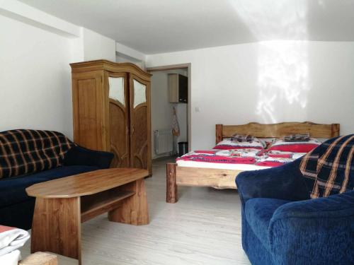Matiaška的住宿－Oddychový pobyt na rodinnej farme，一间卧室配有一张床、两把椅子和一张桌子