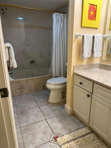 Un baño con inodoro, bañera y lavabo. en Beacon reef #204, en Islamorada