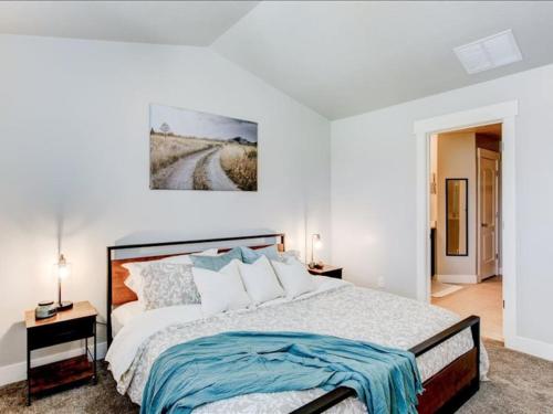 een slaapkamer met een groot bed in een kamer bij Golf Course Close By & Just Minutes from UVU in Orem