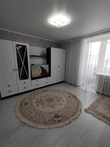 una sala de estar con una alfombra grande en el suelo en Balti Apartment, en Bălţi