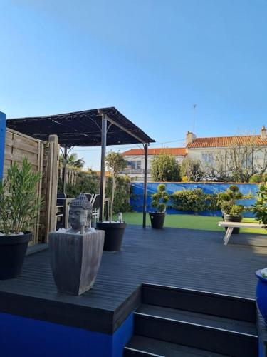 Marché Arago (3min), plage (8min), jardin clos.